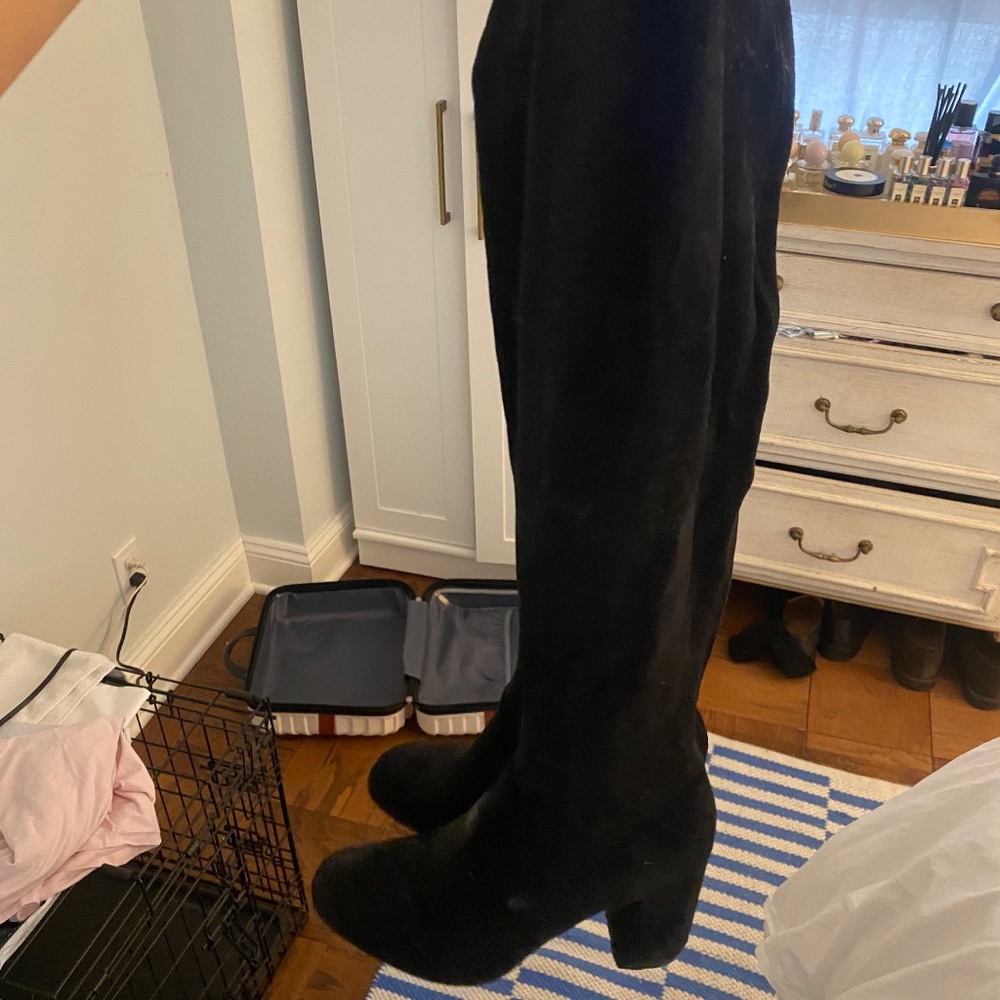 Knee high suede black boots with heel